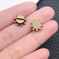 Nahaufnahme kleiner Vintage Bronze Zahnräder auf der Fingerspitze für DIY Steampunk - Antik Bronze Zahnrad (8962)