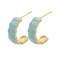 Boucles d'oreilles dorées en forme de C avec émail bleu clair et motifs marguerites - Motif Marguerite Bleu Clair