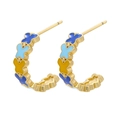 Détail des boucles d'oreilles papillon en forme de C dorées avec émail bleu et jaune - Motif de Papillon