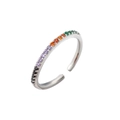 Detail van verstelbare zilveren ring met veelkleurige regenboog zirkonia stenen - Rij Zirkonen / Zilver Gekleurde Zirconia Rij