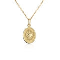 Primer plano del colgante ovalado dorado con corazón grabado y rayos sobre la cadena - Estilo Corazón Dorado (4)