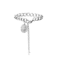 Details von silbernem Panzerarmband mit religiösem Anhänger und Kreuz-Charm-Detail - Weißgold Transparent