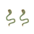 Vue macro détaillée des boucles d'oreilles serpent dorées avec cristaux verts et noirs sertis - Puce d'Oreille Serpent Zircon Vert Œil Noir Or (7)