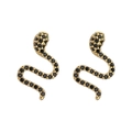 Gros plan détaillé de boucles d'oreilles serpent dorées avec pavé de zircons noirs fins - Puce d'Oreille Serpent Zircon Noir Or (8)