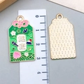 Detaillierte Makroansicht eines grünen Omamori-Emaille-Anhängers mit Goldverzierung - Grüner Anhänger im chinesischen Stil Gesundheit Segen (23204)