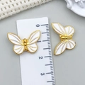 Detailansicht von 15mm weißen Emaille-Schmetterlingen mit vergoldeter Legierung für Schmuck - Weiß Emaille Gold Schmetterling