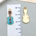 Gitarrenförmiger Emaille-Anhänger in Blau und Gold für DIY Schmuckherstellung 2.6cm - Gitarre Musikinstrument (19467) / 1 Stück/Packung (23x10mm) / Seeblau
