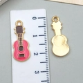 30mm gitarrenförmiger Emaille-Anhänger in Rot und Gold für DIY-Schmuckherstellung - Musikinstrument Gitarre (19471) / 1 Stück/Packung (23x10mm) / Rosarot