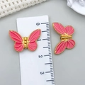 Ciondolo a farfalla in smalto rosa finitura dorata con misure su un righello - 1 Pezzo / Farfalla Oro Smalto Rosa Fucsia