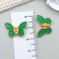 Grüner und goldener Schmetterling-Schmuckanhänger in 20mm mit Emaille-Oberfläche - Grün Emaille Gold Schmetterling