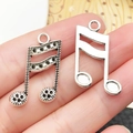 Detailopname van zilveren muzieknoot hangers voor het maken van DIY sieraden en accessoires - 26x17mm Groot Antiek Zilveren Symbool