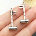 Gedetailleerde close-up van een zilverkleurige erhu instrument hanger in de hand - 29x11mm Antiek Zilveren Erhu