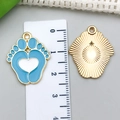 Colgante de corazón con huellas de bebé azules y reverso dorado para hacer bisutería - Estilo Huella de Bebé Corazón Azul Lago