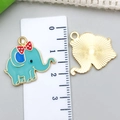 Colgante de elefante de esmalte azul con lazo rojo para bisutería y proyectos de bricolaje - Elefante con Lazo Pequeño Azul Lago (22971)