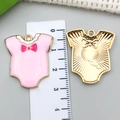 Vista detallada del colgante de bebé en esmalte rosa con reverso dorado y medida de 3,2 cm - Mono con Lazo Bebé Rosa (22980)