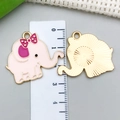 Detalle del colgante de elefante de esmalte rosa mostrando el frente y el dorso de metal dorado - Elefante con Lazo Grande Rosa (22982)