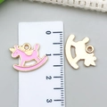 Colgante de unicornio balancín en esmalte rosa y chapado en oro para joyería DIY - Caballo Balancín de Unicornio Rosa (11030)