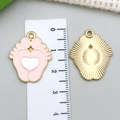 Colgante de pie de bebé rosa con reverso dorado para manualidades y creación de joyería DIY - Estilo de Huella de Bebé de Corazón Rosa (22972)