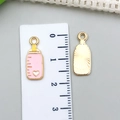 Colgante de biberón esmaltado rosa con diseño de corazón y reverso dorado para joyas - Biberón de Bebé de Corazón con Escala Rosa (22984)