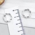 Silberne hohle Blumenanhänger für DIY-Schmuck mit Metallperlen von 1,3 cm Durchmesser - Hohl perforierter Blumen-Stil (23290) / 13x12mm