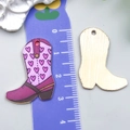 Detailansicht vom rosa Herz-Cowboystiefel-Anhänger und der goldenen Rückseite mit Textur - Violetter Herzbedruckter Stiefel (23776)