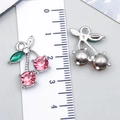 Dettaglio dimensioni ciondolo ciliegia rosa con foglia verde per creazione gioielli - Forma di Ciliegia con Strass Rosa (23453)