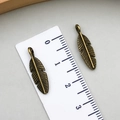 Vintage bronze feather charms for DIY jewelry making, set of two 2.5cm pendants - Antique Bronze (6658)