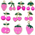 Set di dieci ciondoli a forma di fragola e ciliegia rosa in lega dorata per gioielli fai da te - Ciliegia Fragola Rosso Rosa (SN1372)