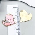 Detailopname van roze emaille kattenhanger die leest met gouden zonnestraal textuur - Roze Kat Lezend (23558)