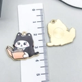 Detailweergave van 3,5cm emaille kattenbedel met maatschaal voor DIY-sieraden maken - Zwarte Kat Lezend (23562)