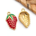 Vue détaillée avant et arrière des pendentifs fraise rouges avec plaquage en or - Pendentif Fraise Rouge - Plat (T1615)