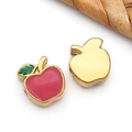 Gros plan de breloques pommes en émail rouge avec dos en métal doré pour bijoux DIY - Pomme Perforée Rouge (T1619)