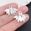 Dettaglio macro di ciondoli a forma di ape in lega d'argento con trama fronte e retro - Ciondolo Argento Lucido a Forma di Ape (20196)