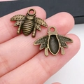 Détail du pendentif abeille en bronze antique montrant les textures des ailes des deux côtés - Forme d'Abeille 20x16mm (20157)
