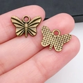 Détail d'un pendentif papillon en bronze vintage pour bijoux DIY montrant les deux côtés - Forme de Papillon 16x12mm (20158)