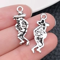 Macro-opname van zilveren Halloween-skelethangers met details van voor- en achterkant - Dansend Schedel Hanger (10879)
