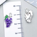 Vista macro dettagliata di ciondoli a uva viola con scala che indica 2,5 cm di altezza - Forma di Uva (21870) / 1 Pezzo (17*10mm) / Viola