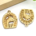 Détail des breloques dorées en fer à cheval et tête de cheval pour bijoux DIY - Grand Pendentif Tête de Cheval Or (T2790)