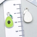 Vista macro del ciondolo avocado smaltato con misure della taglia e trama retro argento - Forma di Avocado (21873) / 1 Pezzo/Confezione (18*9mm) / Verde