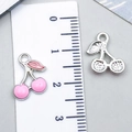 Set di ciondoli a ciliegia in argento con smalto rosa e dettagli traforati su scala - Forma di Ciliegia (21928)