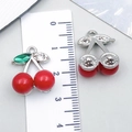 Ciondolo ciliegia argento con perline rosse e strass verdi per gioielli fai-da-te - Forma di Ciliegia con Strass (23448)