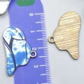 Emaillierte Schmetterlingsflügel-Anhänger in Blau und Gold mit Größenangabe - Blauer Druck Cowboyhut (23764)