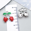 Coppia di ciondoli a fragola in smalto rosso con base in lega d'argento per gioielli fai da te - Forma di Ciliegia (23458)