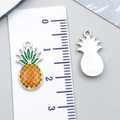 Ciondolo ad ananas in lega con smalto giallo e retro in metallo argento per gioielli DIY - Forma di Ananas (23524)