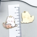 DIY cartoon witte kat die een boek leest legering hanger met gouden metalen randen - Witte Kat Lezend (23559)