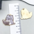 Cartoon grijze kat die boek leest legering hanger met gouden rug en metalen ring - Grijze Kat Lezend (23561)