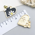 Heart-shaped alloy charm with bee and daisy pattern in black enamel and gold finish - Black Gold Heart Bee Flower (23595)