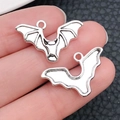 Zilveren vleermuis hanger voor DIY sieraden, in de hand gehouden voor de juiste maat - Kleine Vleermuis Hanger (6592)