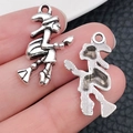 Zilveren legering heks op bezemsteel hanger voor DIY Halloween sieraden maken - Heks op Bezem Hanger (10871)