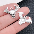 Zilveren legering vleermuis schedel bedeltjes voor DIY sieraden, voor- en achterkant details - Gevleugelde Schedel Hanger (10873)